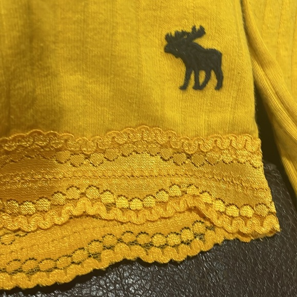 Abercrombie Kids Marigold Long Sleeve Tee with Lace Trim & Navy Logo Size 11/12 - Picture 4 of 5
